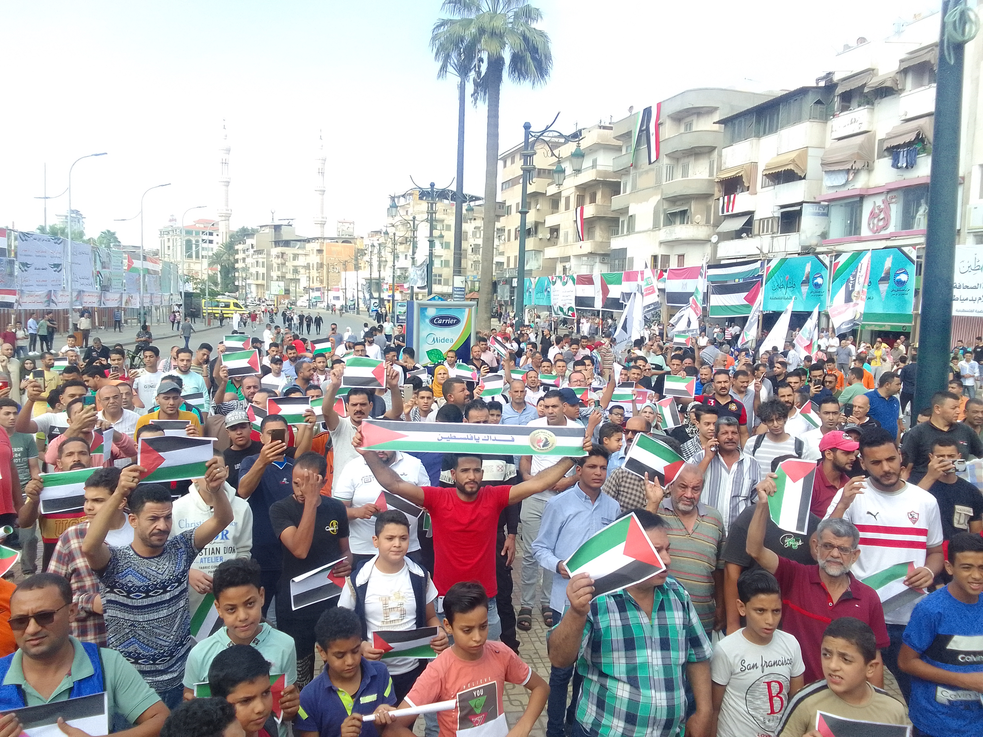 هتاف المئات في ميدان الساعة بدمياط لدعم أهالى غزة  (7)