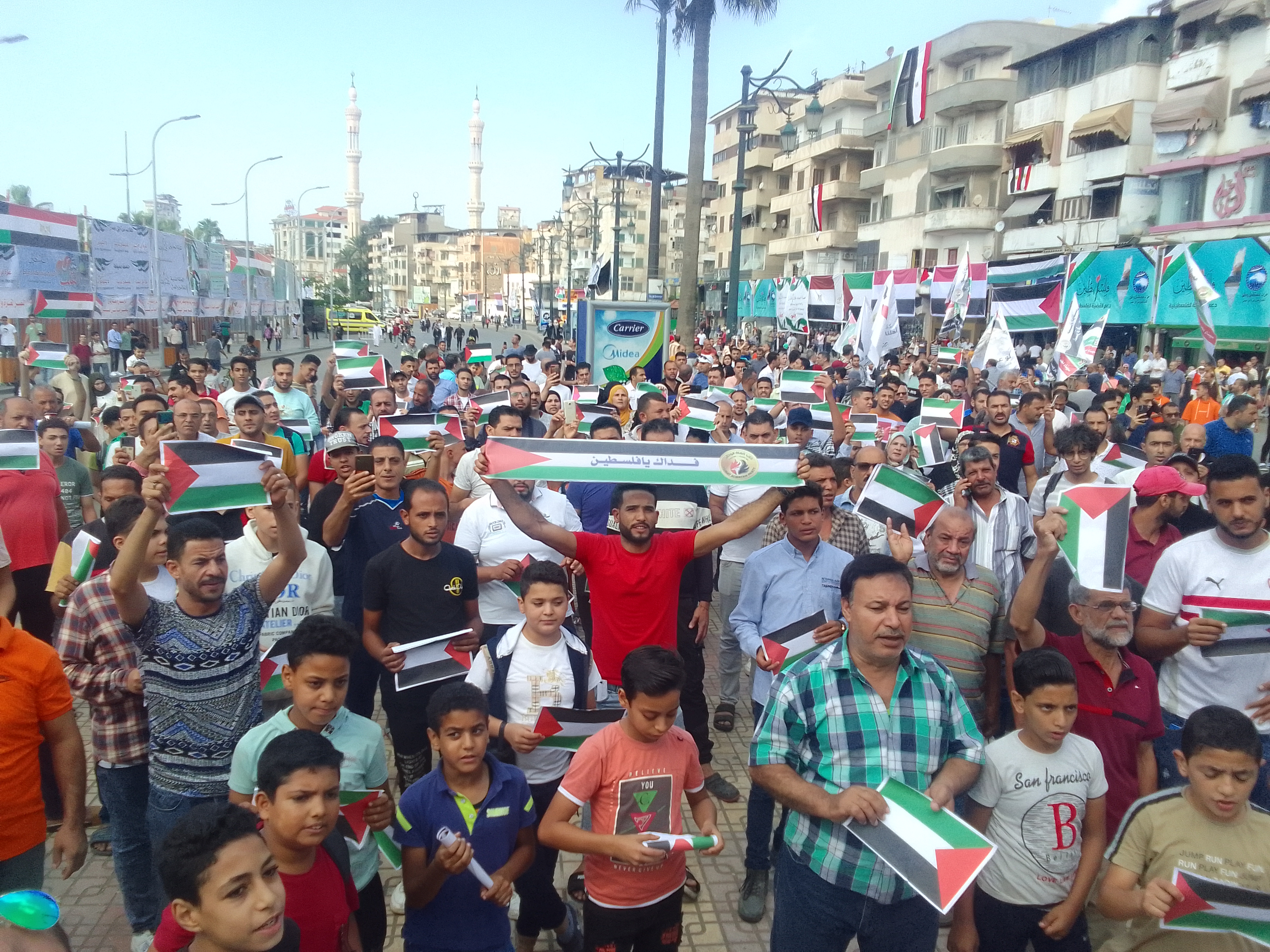 هتاف المئات في ميدان الساعة بدمياط لدعم أهالى غزة  (6)