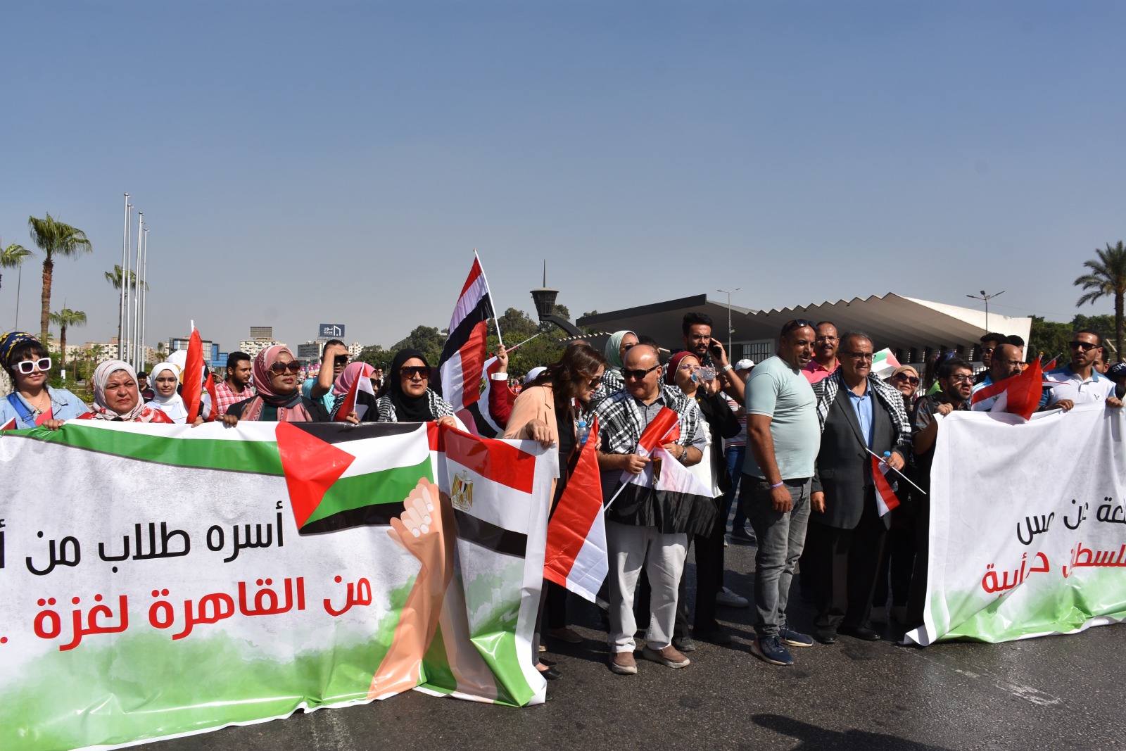 قيادات جامعة عين شمس فى وقفة تضامنية للتنديد بممارسات جيش الاحتلال الإسرائيلى (2)
