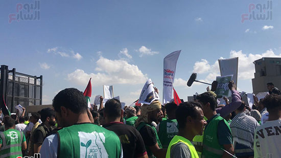 أمام معبر رفح مطالبين  (3)