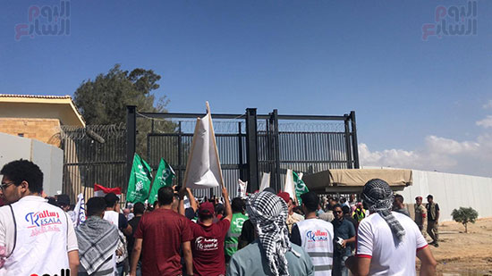 أمام معبر رفح مطالبين  (1)