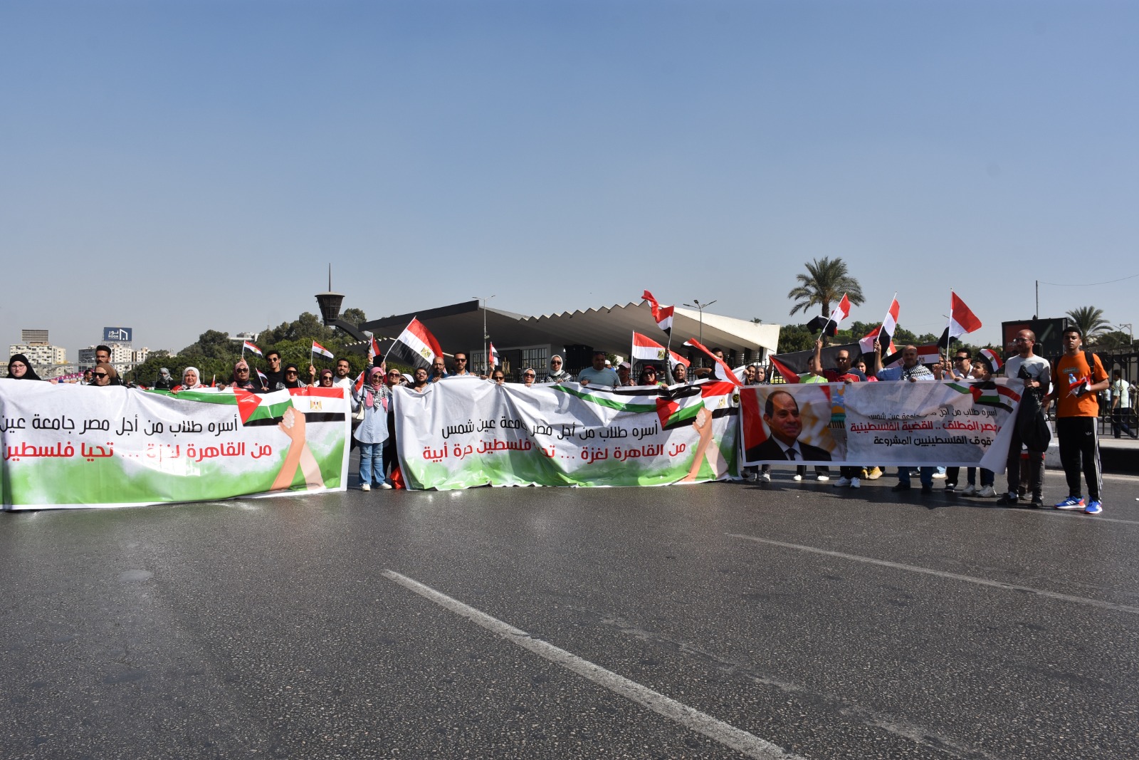 قيادات جامعة عين شمس فى وقفة تضامنية للتنديد بممارسات جيش الاحتلال الإسرائيلى (3)