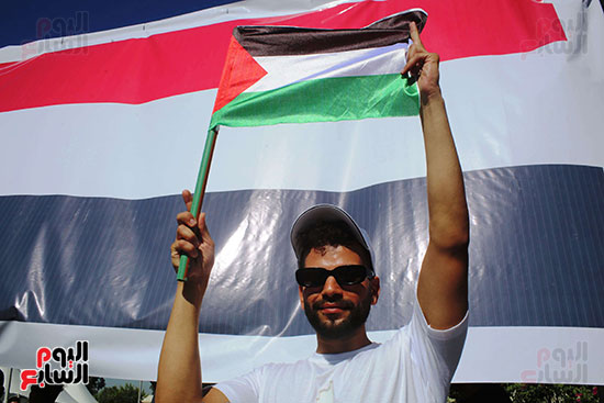 بداية اليوم امام المنصة (3)