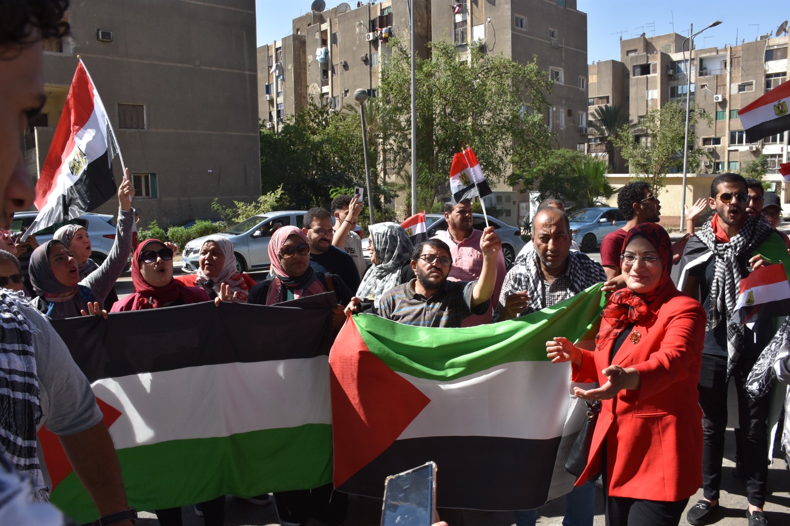 قيادات جامعة عين شمس فى وقفة تضامنية للتنديد بممارسات جيش الاحتلال الإسرائيلى (5)