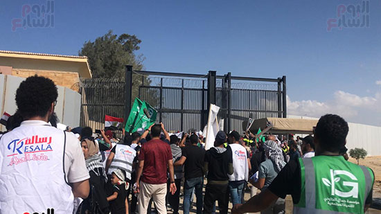أمام معبر رفح مطالبين  (2)