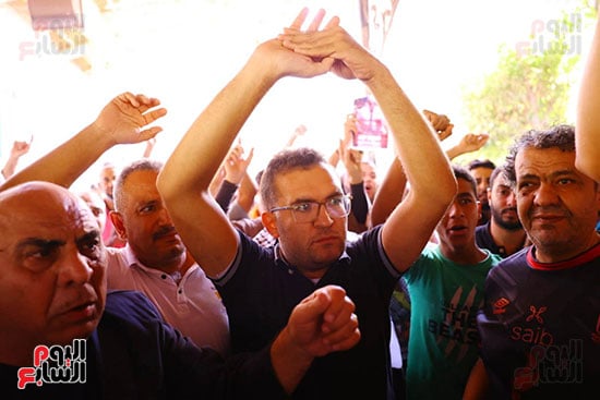 أعضاء الحركة المدنية أمام مسجد مصطفى محمود (12)