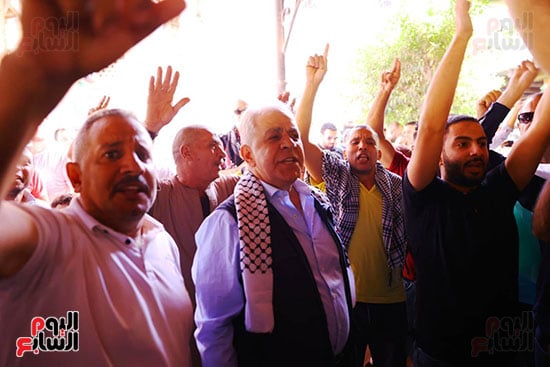 أعضاء الحركة المدنية أمام مسجد مصطفى محمود (16)