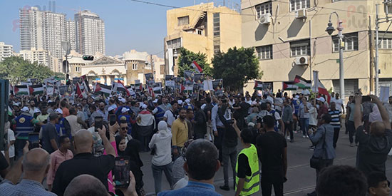 مسيرة-ضخمة-قادمة-من-المنشية-لميدان-سيدى-جابر-بأعلام-مصر-وفلسطين-(2)