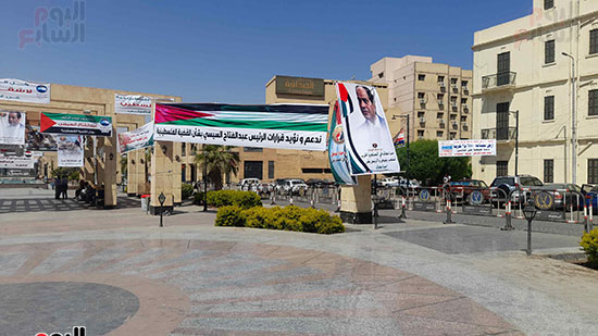 لافتات-الدعم-لفلسطين-تملأ-ميدان-المحطة-بمدينة-اسوان-قبل-صلاة-الجمعة-(1)