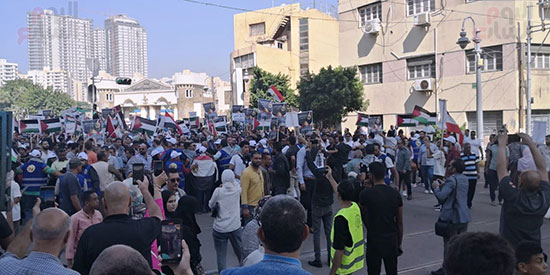 مسيرة-ضخمة-قادمة-من-المنشية-لميدان-سيدى-جابر-بأعلام-مصر-وفلسطين-(2)