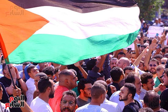 أعضاء الحركة المدنية أمام مسجد مصطفى محمود (3)