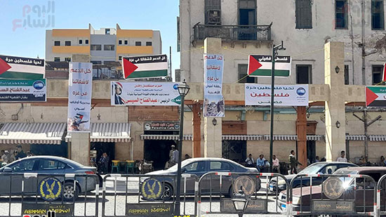 لافتات-الدعم-لفلسطين-تملأ-ميدان-المحطة-بمدينة-اسوان-قبل-صلاة-الجمعة-(4)