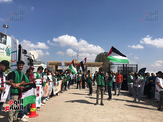 وقفات تضامنية بأعلام فلسطين (2)