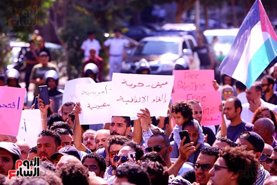 أعضاء الحركة المدنية أمام مسجد مصطفى محمود (10)