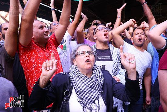 أعضاء الحركة المدنية أمام مسجد مصطفى محمود (15)