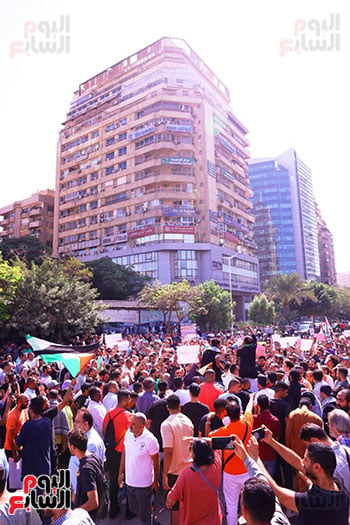 أعضاء الحركة المدنية أمام مسجد مصطفى محمود (6)