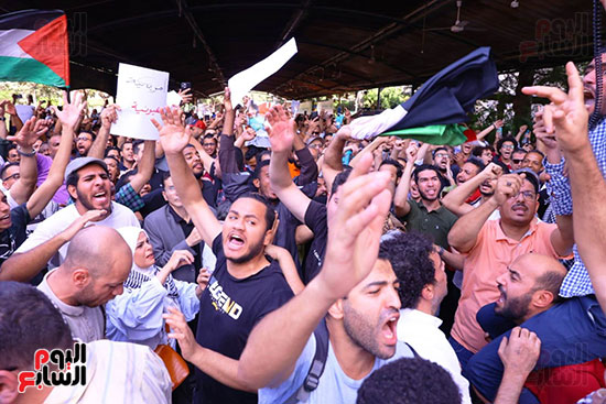 أعضاء الحركة المدنية أمام مسجد مصطفى محمود (2)