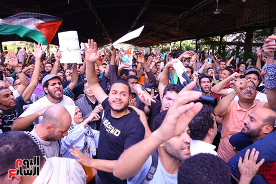 أعضاء الحركة المدنية أمام مسجد مصطفى محمود (23)