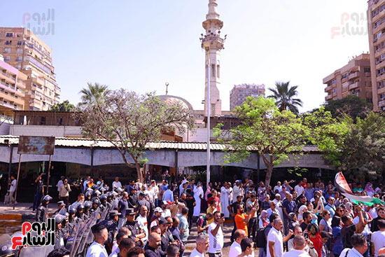 أعضاء الحركة المدنية أمام مسجد مصطفى محمود (17)