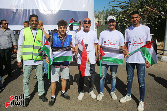 بداية اليوم امام المنصة (1)