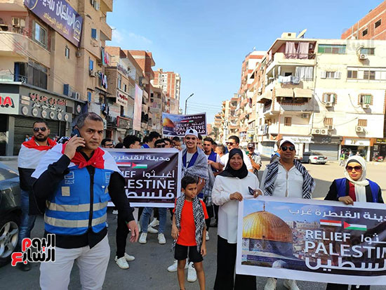 مسيرة حاشدة لمتطوعي حياة كريمة تجوب شوارع الإسماعيلية لدعم فلسطين (2)