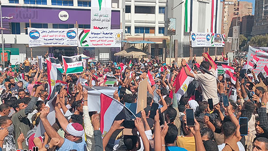 الآلاف-بمحافظة-أسيوط-يشاركون-فى-الوقفة-التضامنية--دعما-للقضية-الفلسطينية-(1)