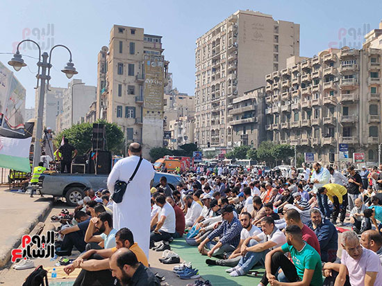 المتظاهرين--يؤدون--صلاة-الجمعة-بميدان-سيدي-جابر-بالإسكندرية