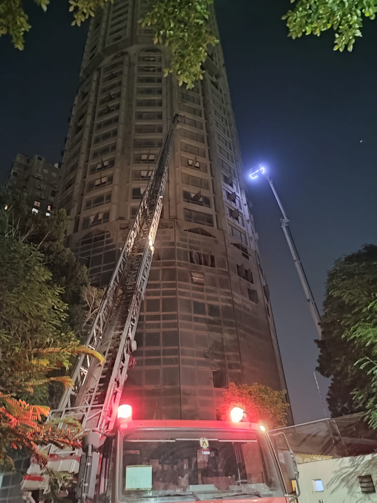 السيطرة على حريق فندق مهجور فى منطقة الزمالك  (1)