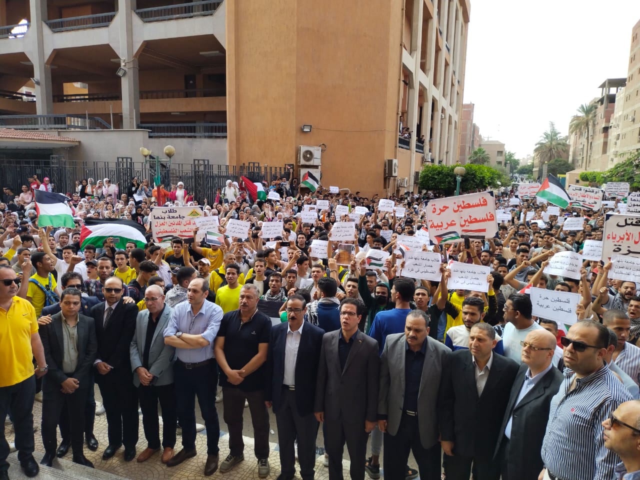 عزف السلامين المصري والفلسطيني بالمسيرة التضامنية فى جامعة بنها (5)
