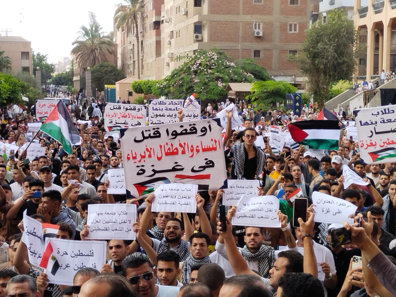 عزف السلامين المصري والفلسطيني بالمسيرة التضامنية فى جامعة بنها (6)