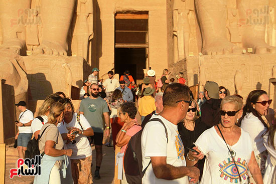 أفواج-سياحية-تزور-معبد-أبوسمبل-قبل-التعامد-(1)
