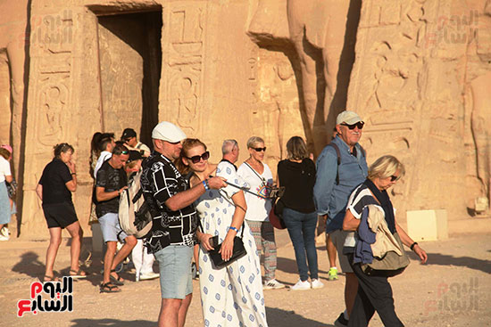 أفواج-سياحية-تزور-معبد-أبوسمبل-قبل-التعامد-(9)