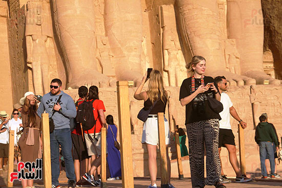 أفواج-سياحية-تزور-معبد-أبوسمبل-قبل-التعامد-(3)