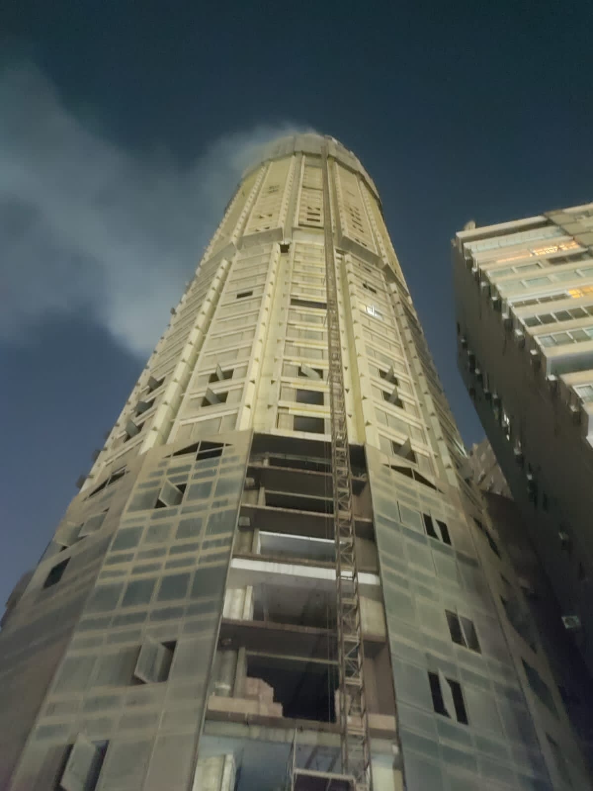 السيطرة على حريق فندق مهجور فى منطقة الزمالك  (3)