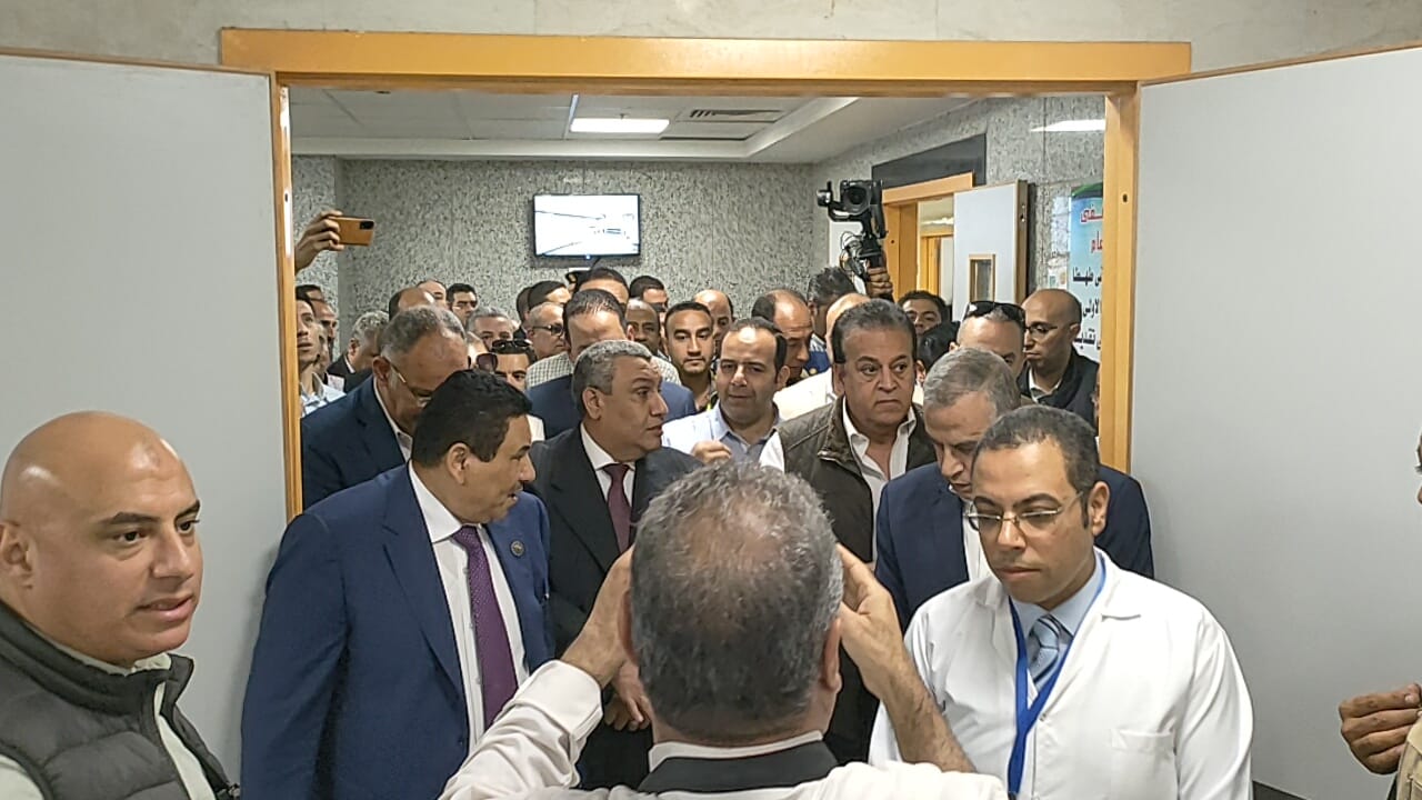 وزير الصحة يتفقد مستشفى طهطا العام  (1)