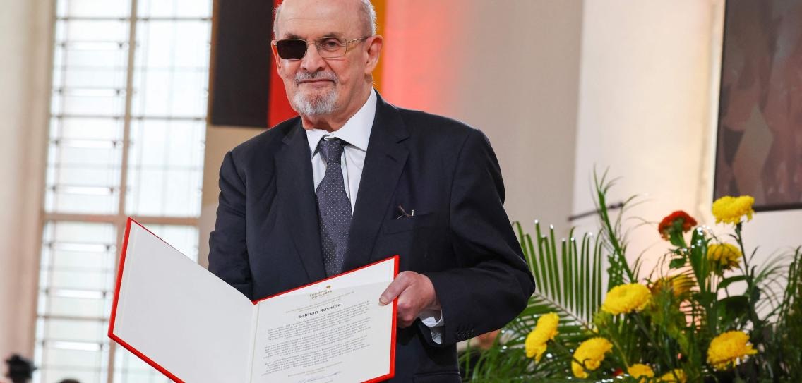 سلمان رشدى يتسلم جائزة السلام الألمانية 2023
