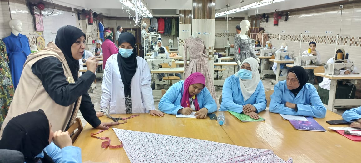 تدريب فتيات بور سعيد على مهنة الخياطة والتفصيل (4)