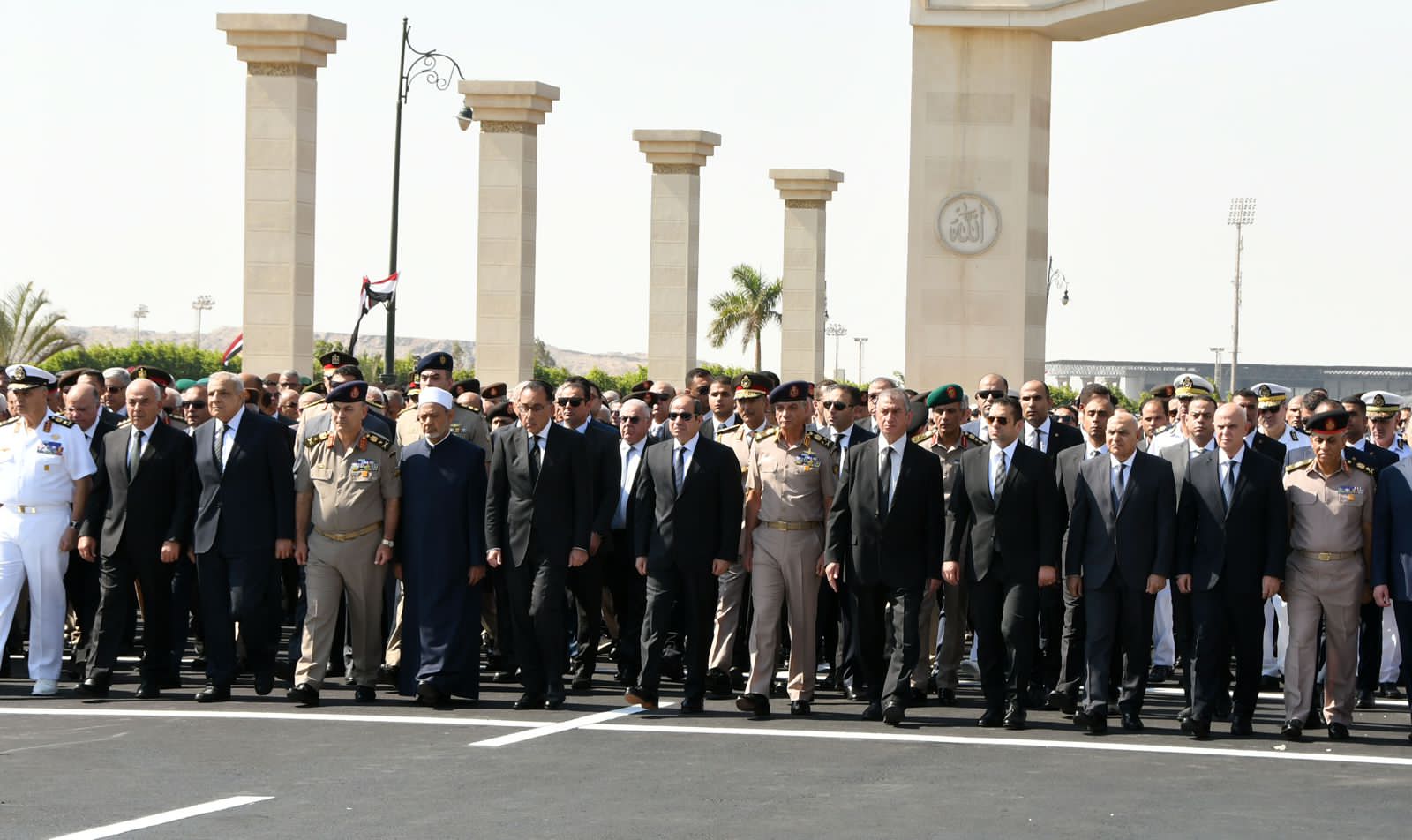 الرئيس السيسي يتقدم الجنازة العسكرية للواء محمد أمين نصر مستشار الرئيس للشئون المالية (2)