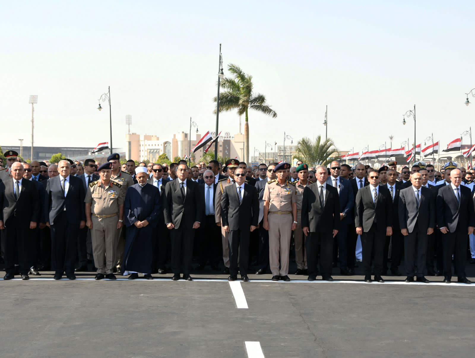 الرئيس السيسي يتقدم الجنازة العسكرية للواء محمد أمين نصر مستشار الرئيس للشئون المالية (4)