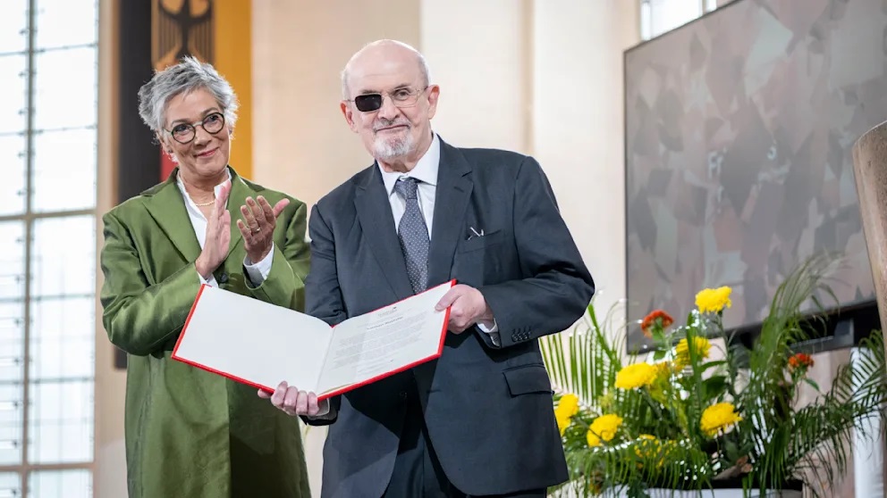 منح سلمان رشدى جائزة السلام الألمانية 2023