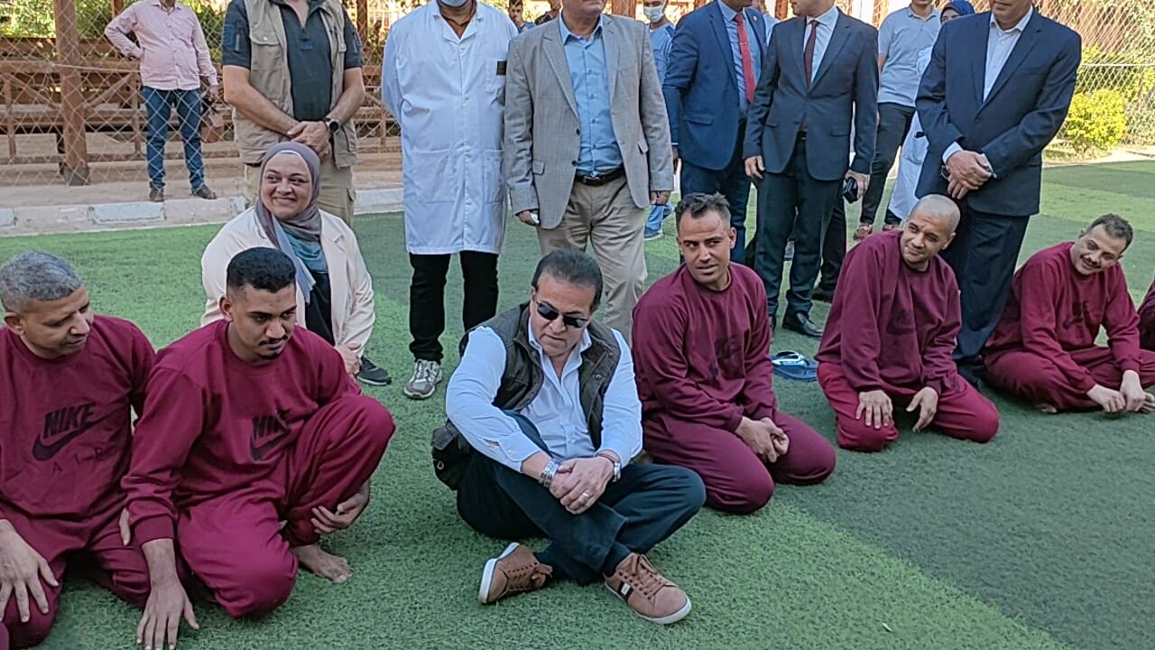 وزير الصحة يجلس على الأرض مع مقيمى مستشفى الصحة النفسية (1)