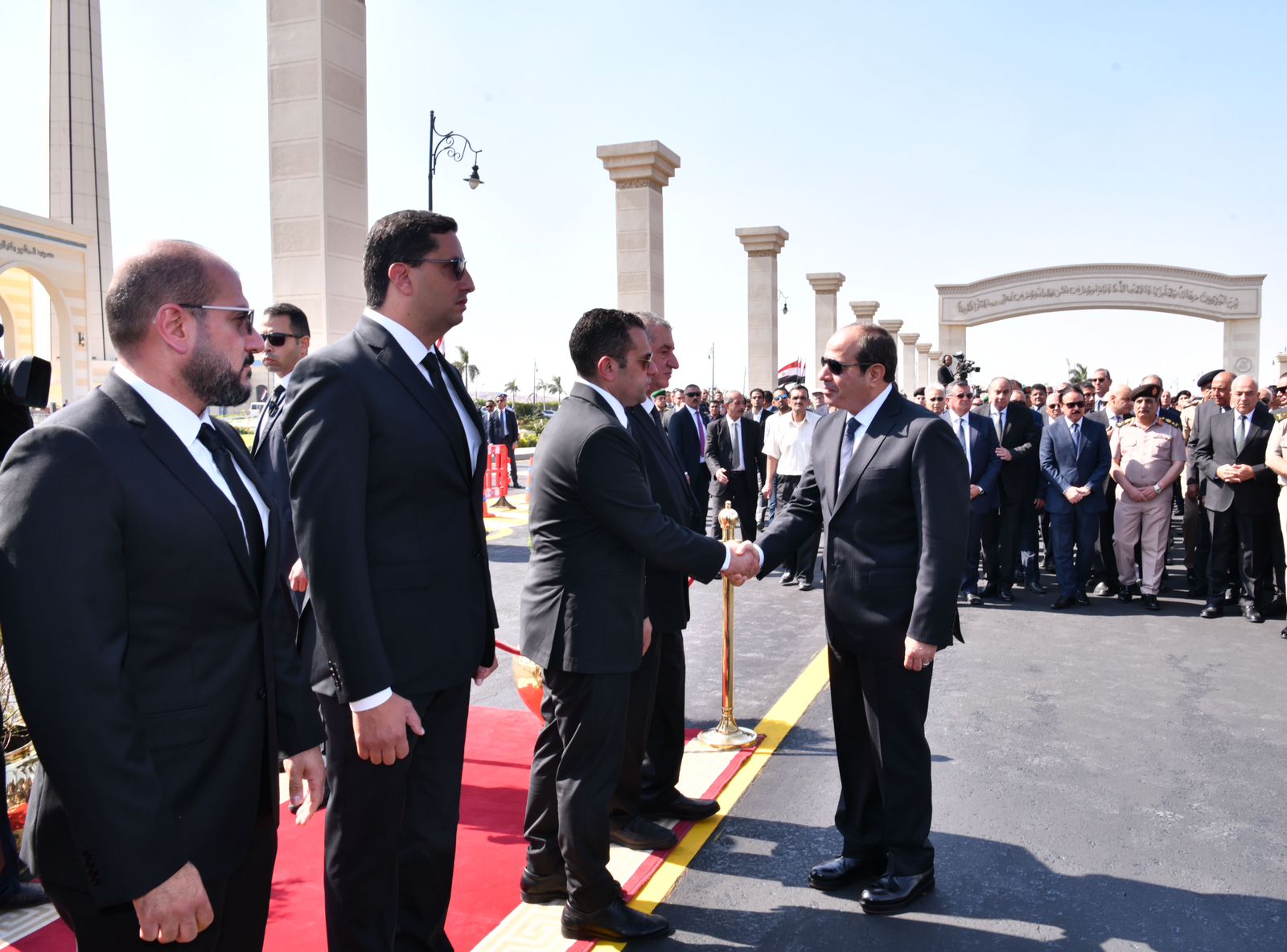 الرئيس السيسي يتقدم الجنازة العسكرية للواء محمد أمين نصر مستشار الرئيس للشئون المالية (3)