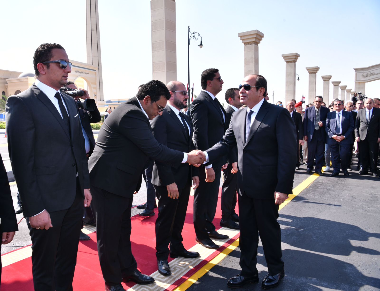 الرئيس السيسي يتقدم الجنازة العسكرية للواء محمد أمين نصر مستشار الرئيس للشئون المالية (5)