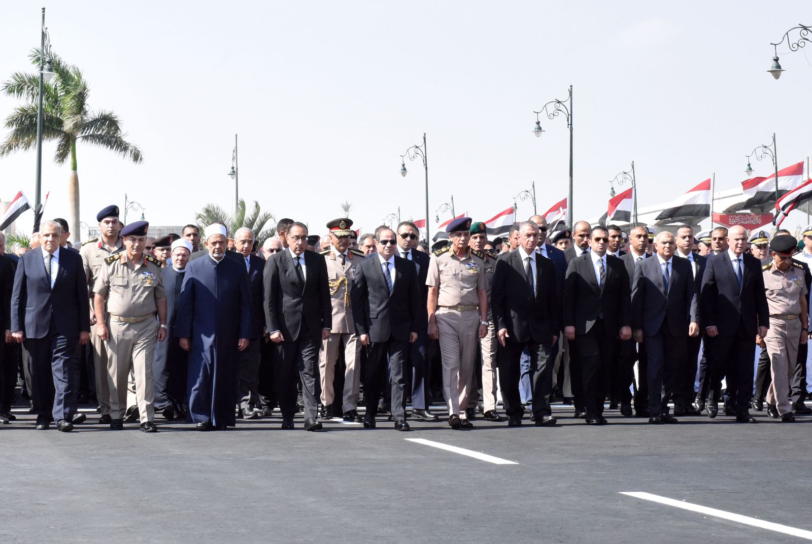 الرئيس السيسي يتقدم الجنازة العسكرية للواء محمد أمين نصر مستشار الرئيس للشئون المالية (1)