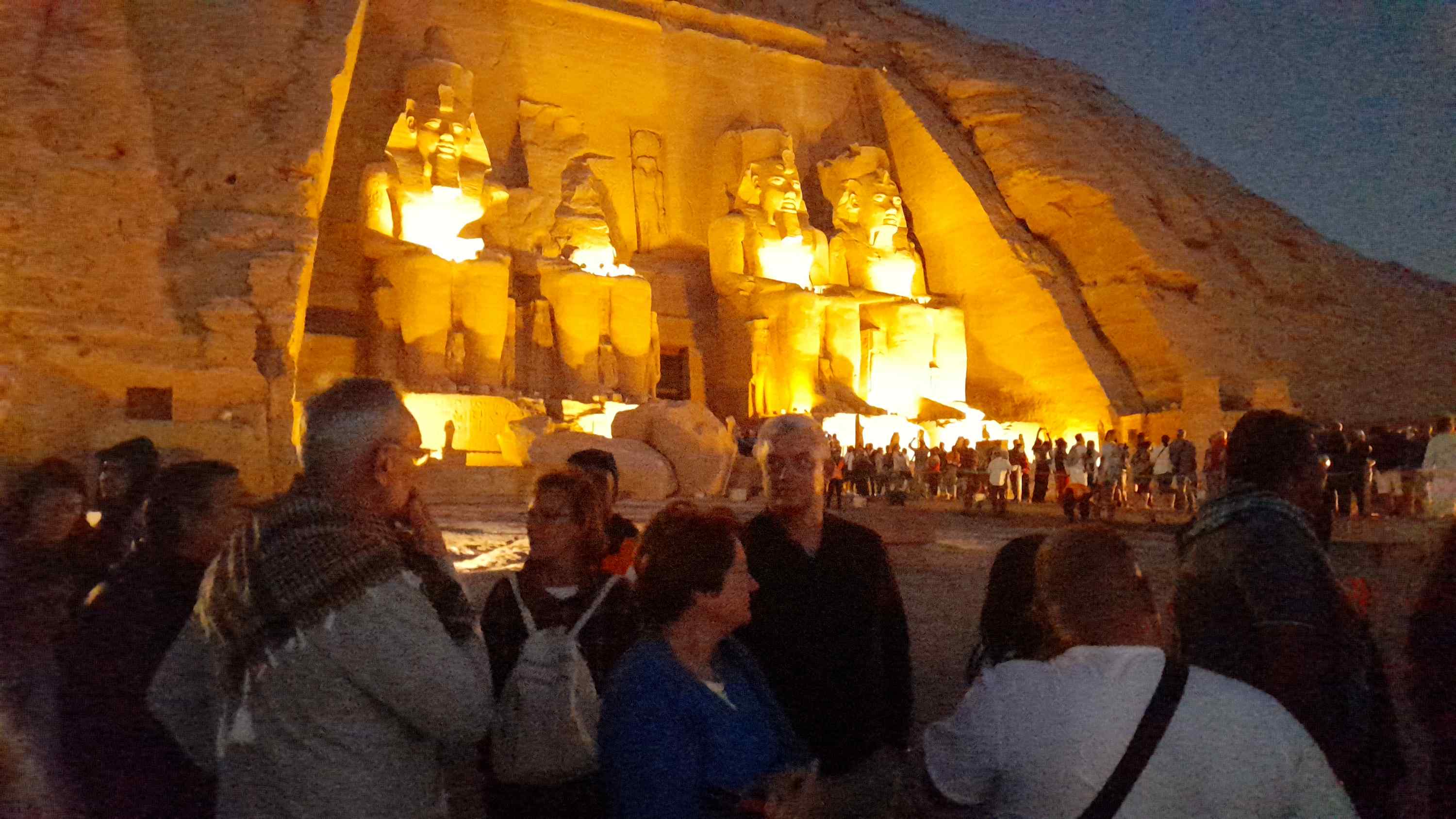  توافد السائحين على معبد أبوسمبل (5)
