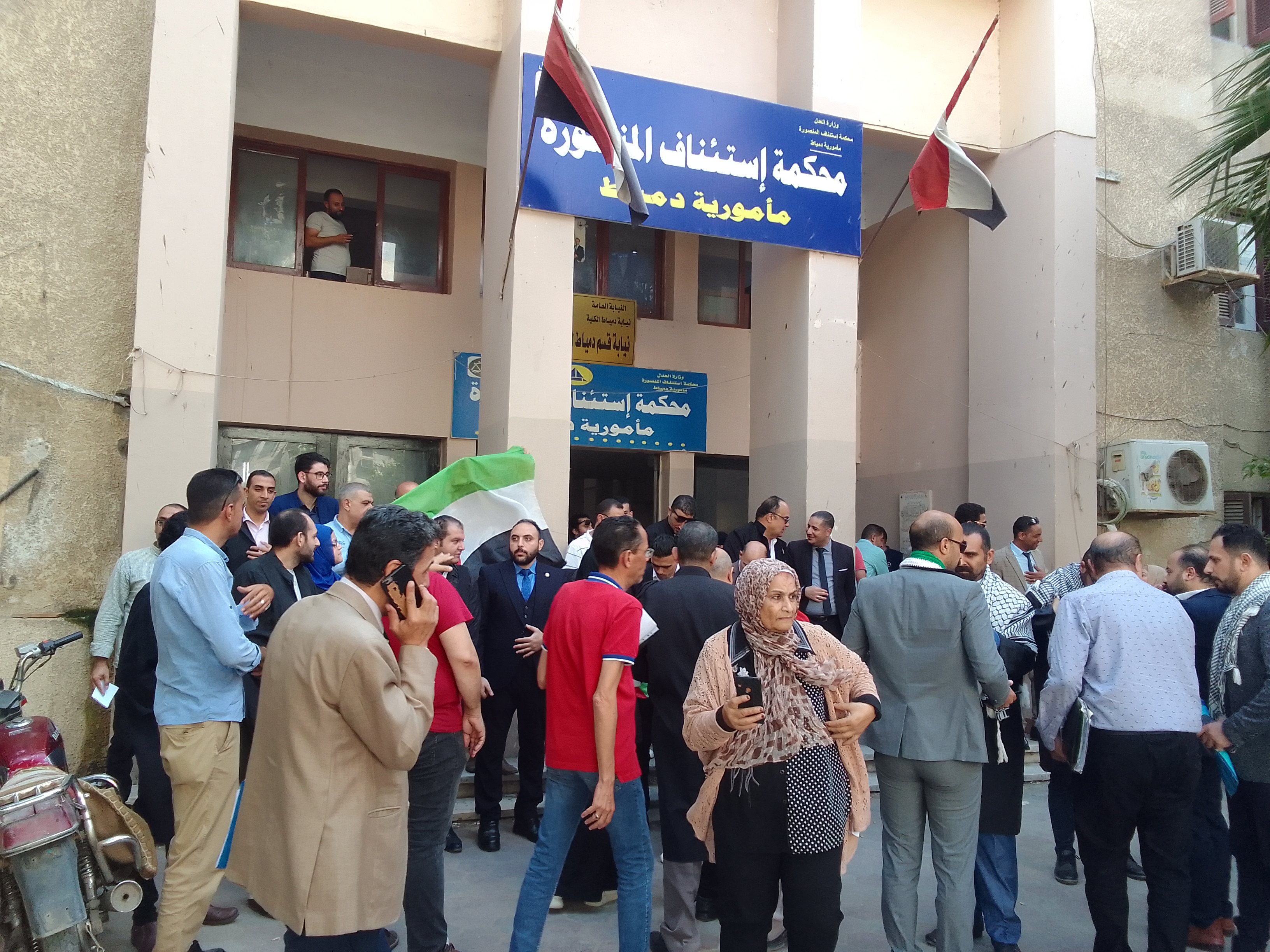 محاميين دمياط تنظم وقفة لدعم قرارات الدولة المصرية في دعم الشعب الفلسطينى (2)