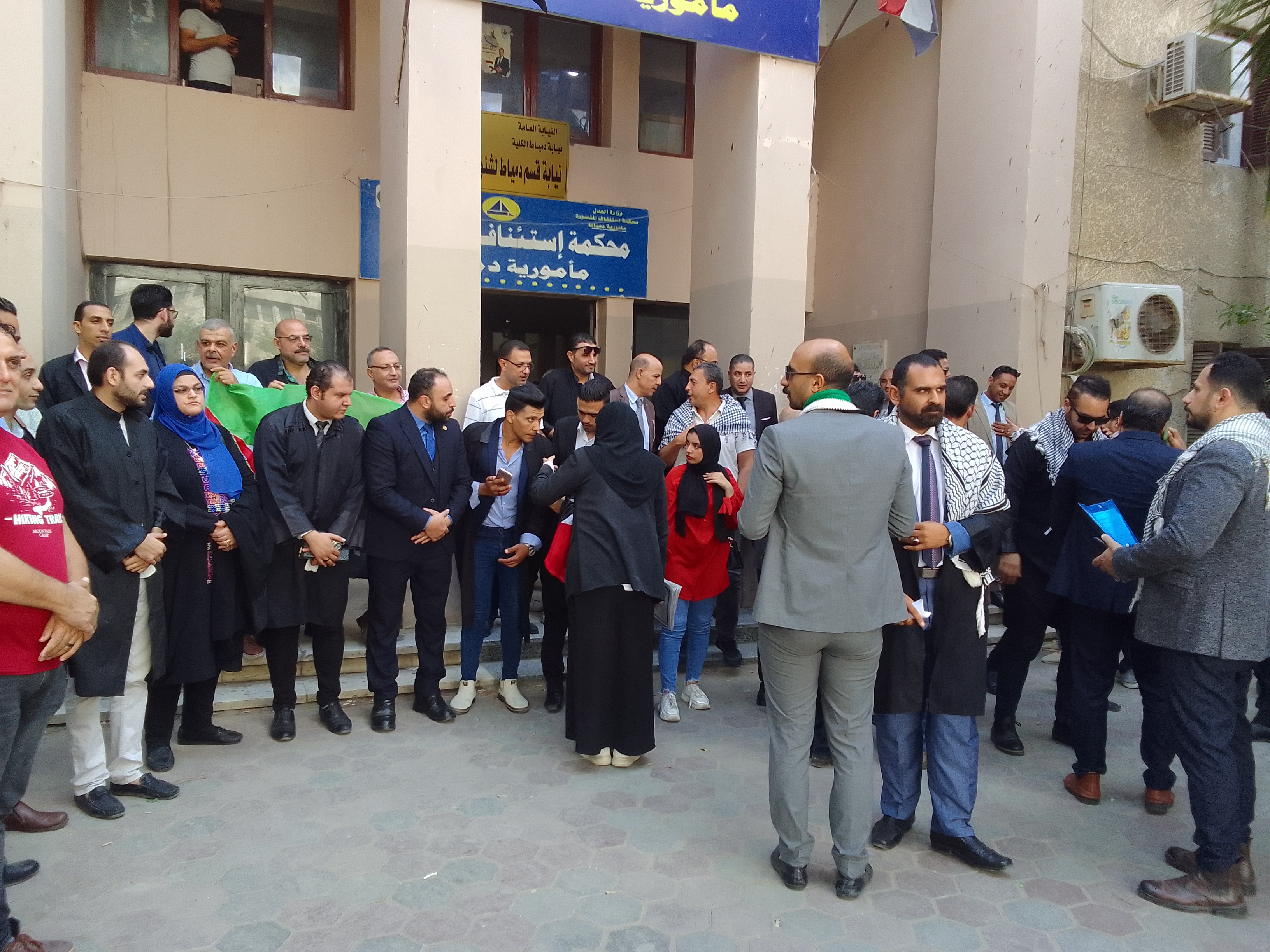 محاميين دمياط تنظم وقفة لدعم قرارات الدولة المصرية في دعم الشعب الفلسطينى (4)