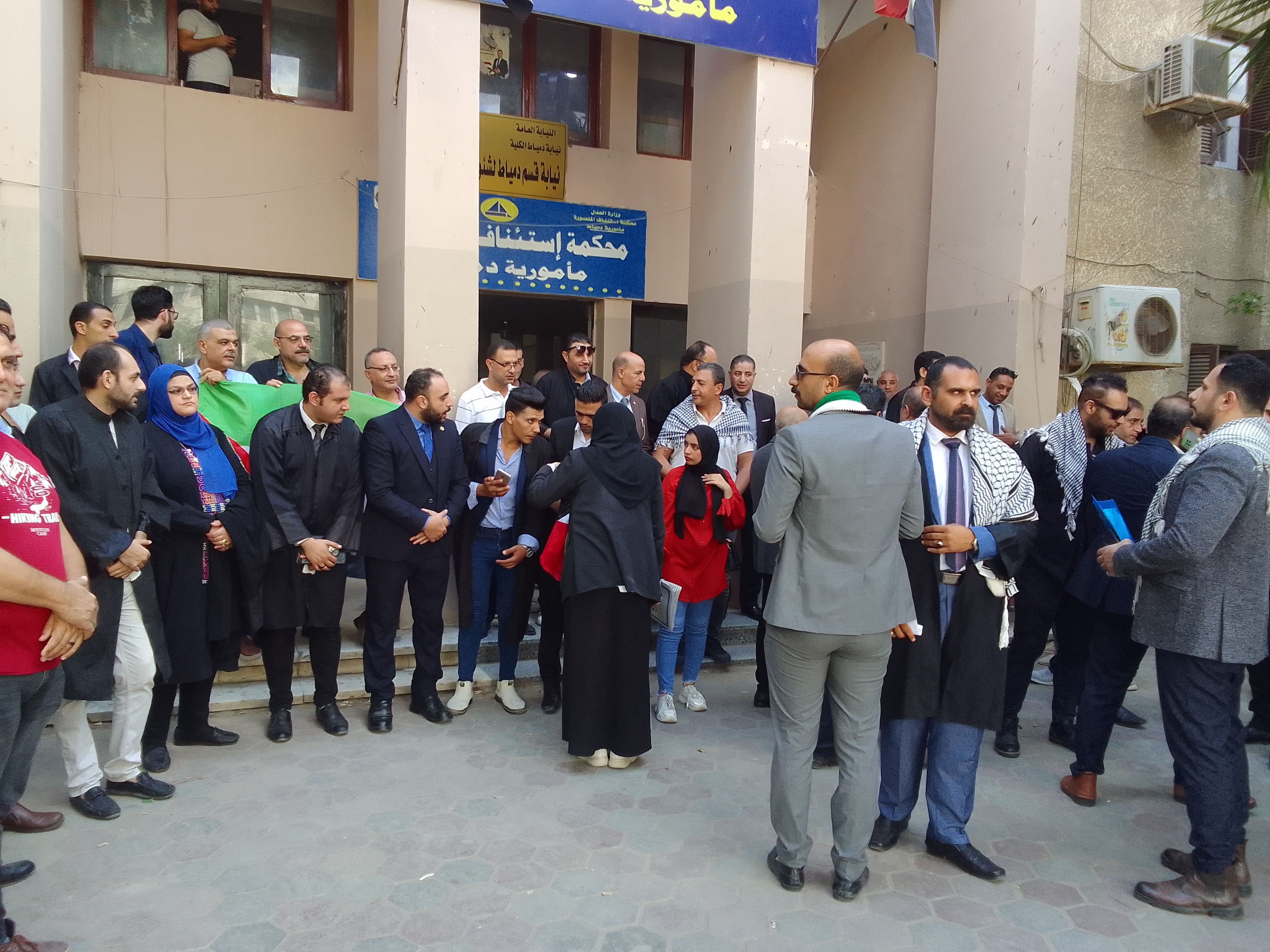 محاميين دمياط تنظم وقفة لدعم قرارات الدولة المصرية في دعم الشعب الفلسطينى (5)