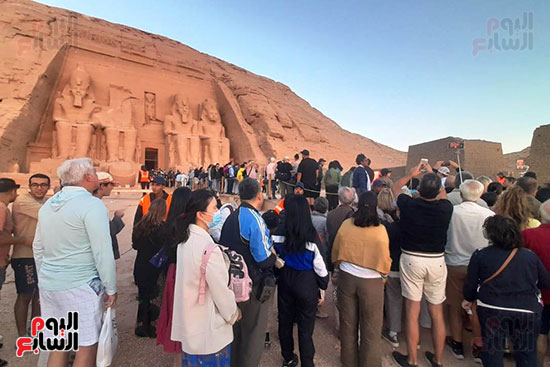 توافد السائحين على معبد أبوسمبل (2)