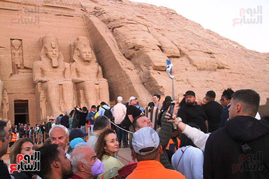 دخول-السائحين-معبد-أبو-سمبل-لمشاهدة-تعامد-الشمس-على-وجه-رمسيس
